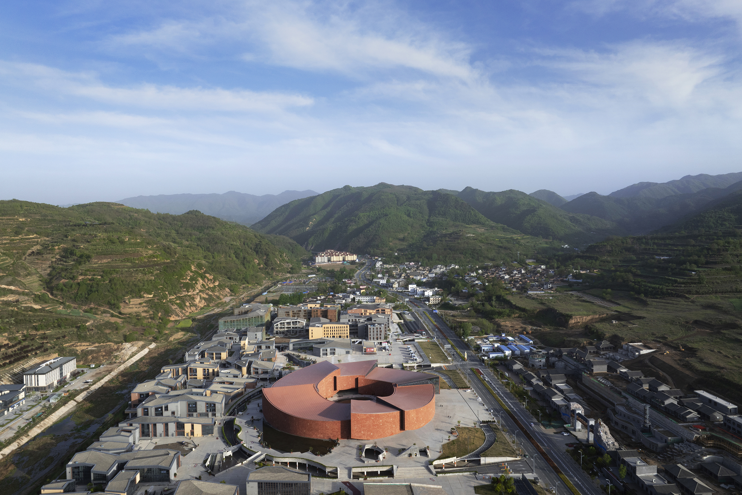Maiji Mountain Visitor Center | ZXD ARCHITECTS - 朱小地工作室